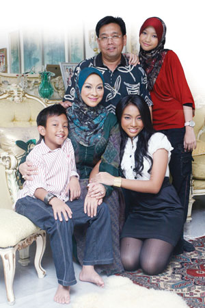 Gambar Keluarga Izzani Ismail Semasa Kecil | Azhan.co