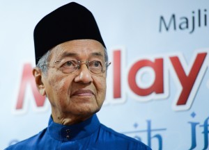 mahathir-pakai-songkok