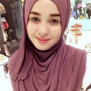 Emma Maembong Bertudung