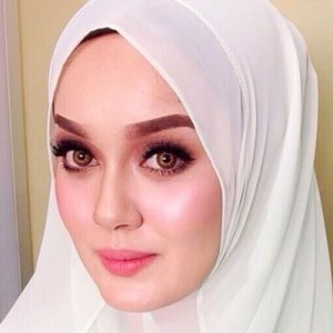 Uqasha Senrose Bertudung