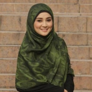 Wawa Zainal Bertudung