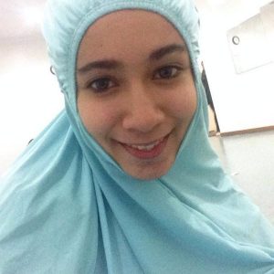 Amira Othman Comel Pakai Jubah Solat