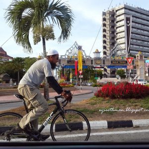 Gaya Ustaz Azhar Idrus Santai Menunggang Basikal di Sekitar Terengganu