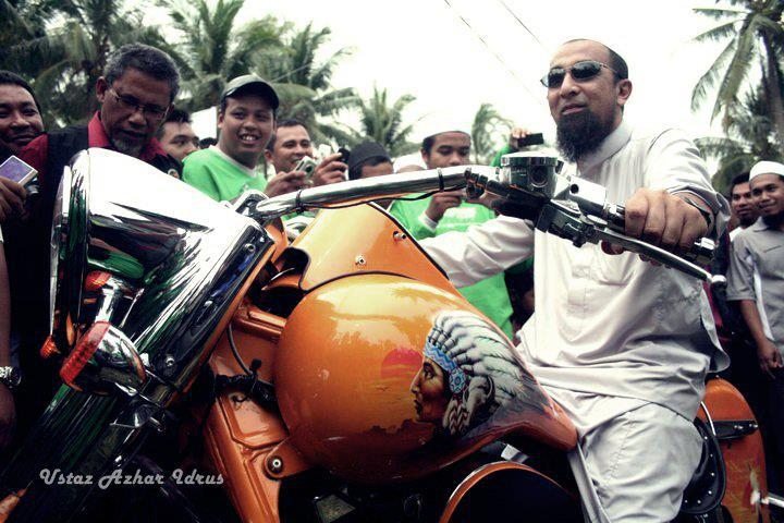 Gaya Ustaz Azhar Idrus dengan Motorsikal Berkuasa Tinggi