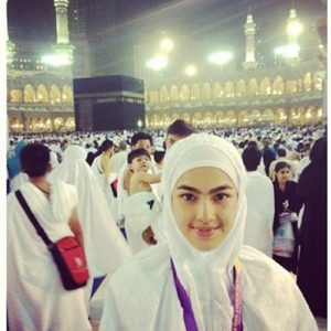 Elfira Loy Mengerjakan Umrah