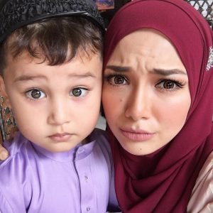 Aksi Neelofa Buat Muka Comel