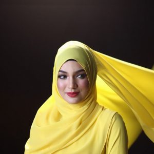 Amyra Rosli Berhijab Kuning Photoshoot Seindah Takdir Cinta