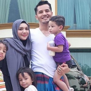 Dato Aliff Syukri Santai Berkain Pelekat