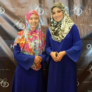 Fazura memakai jubah sama dengan peminatnya di festival fesyen