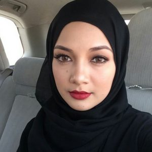 Foto Neelofa pakai tudung hitam