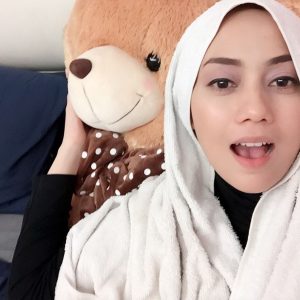 Gambar Cute Mia Ahmad Dengan Teddy Bear