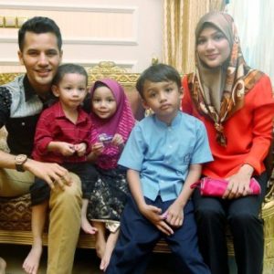 Gambar Keluarga Dato Aliff Syukri dan Anak-anak