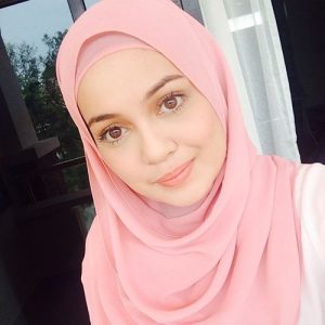 Nelydia Senrose Berhijab di Hari Raya