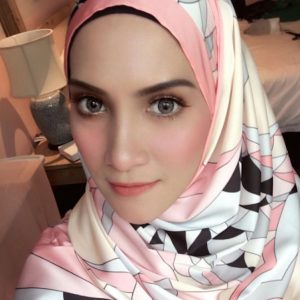 Sherry Ibrahim Comel Memakai Contact Lens