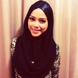 Comelnya Sari Yanti Bertudung Penuh