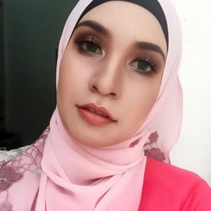 Foto Izreen Azminda Dengan Solekan Tebal