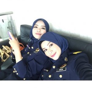 Foto Niena Baharun dan Mira Filzah Comel Pakai Uniform