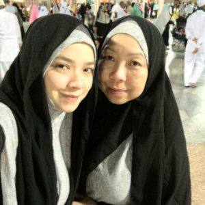 Foto Nora Danish dan Ibu Semasa Buat Umrah