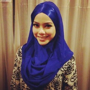 Gambar Sari Yanti Bertudung