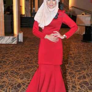 Izreen Azminda Cun Berbaju Merah