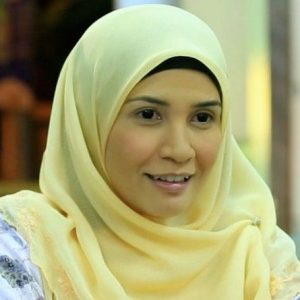 Izreen Azminda Dengan Solekan Nipis Berimej Gadis Kampung