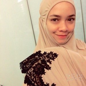 Nora Danish Dengan Pakaian Solat