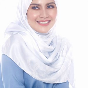 Potret Besar Lisa Surihani Berhijab