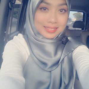 Tasha Manshahar Cantik Berscarf