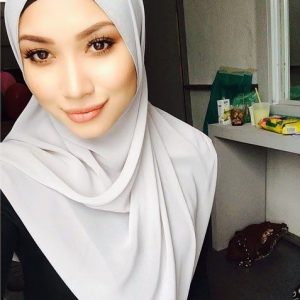 Zahirah Macwilson Berhijab