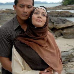 Aaron Aziz Dan Maya Karin Dengan Imej Bertudung