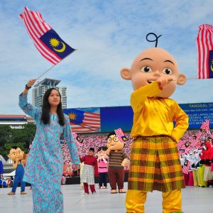 asyiela-putri-dan-maskot-upin-ipin-ketika-sambutan-hari-merdeka-2016