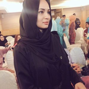 Fesyen Bertudung Hitam Railey Scarves Oleh Izara Aishah