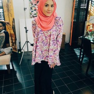 Fesyen Tiz Zaqyah Memakai Scarf Dan Favorite Blouse