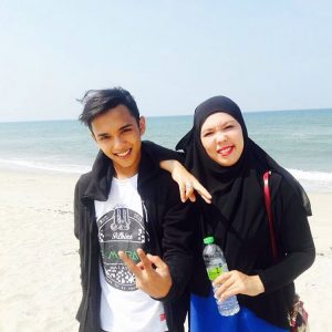 Gambar Di Pantai Aiman Tino dan Ibu