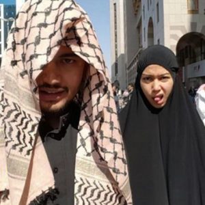 gambar-kontroversi-sharifah-sakinah-selfie-jelir-lidah-di-mekah