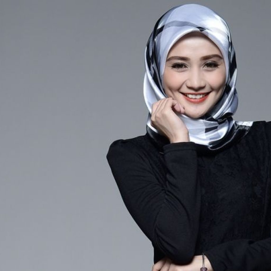 Gambar Wawa Zainal Comel Bertudung.