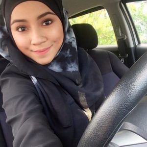 Ika Nabella Selfie Dalam Kereta