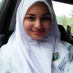 Izara Aishah Pakai Baju Sekolah