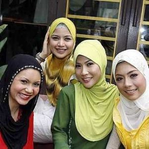 julia-ziegler-lisa-surihani-chermaine-poo-dan-linda-hashim-memakai-tudung-pada-tudung-express-tv-series