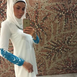 julia-ziegler-selfie-berbaju-kurung-putih