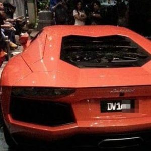 pandangan-belakang-kereta-lambo-dato-vida