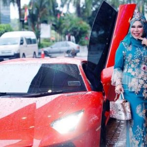 posing-dato-seri-vida-dgn-kereta-lamborghini