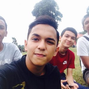 Selfie Aiman Tino Bersama Kawan-kawan