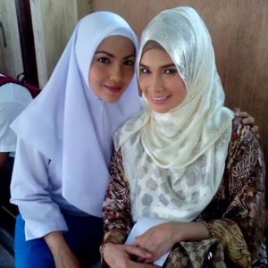 Shiqin Kamal Cantik Bertudung Sekolah