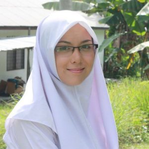 siti-saleha-dgn-uniform-sekolah-dan-memakai-spek