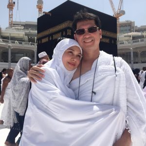 Anzalna Nasir Bersama Ayahnya Sewaktu Mengerjakan Umrah Di Mekah