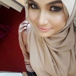 Ezzaty Abdullah Bertudung Dengan Solekan Make Up Tebal