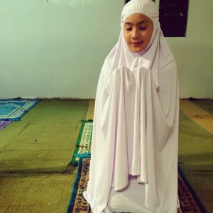 Gadis Cina Adeline Tsen Belajar Solat