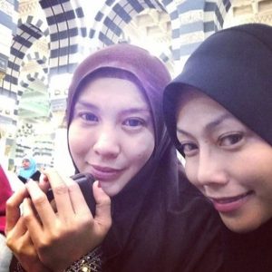 Gambar Lana Menunaikan Umrah Bersama Lisdawati