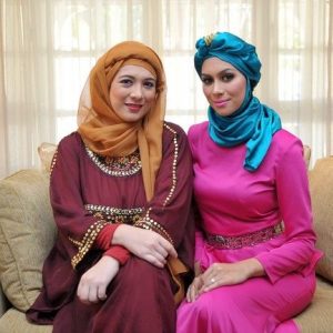 Gaya Tudung Unik Natasha Hudson Dan Sharifah Sofia